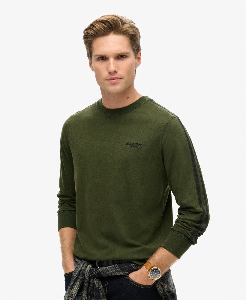 camiseta de manga comprida retrô com logo essencial em bolsa de viagem verde
