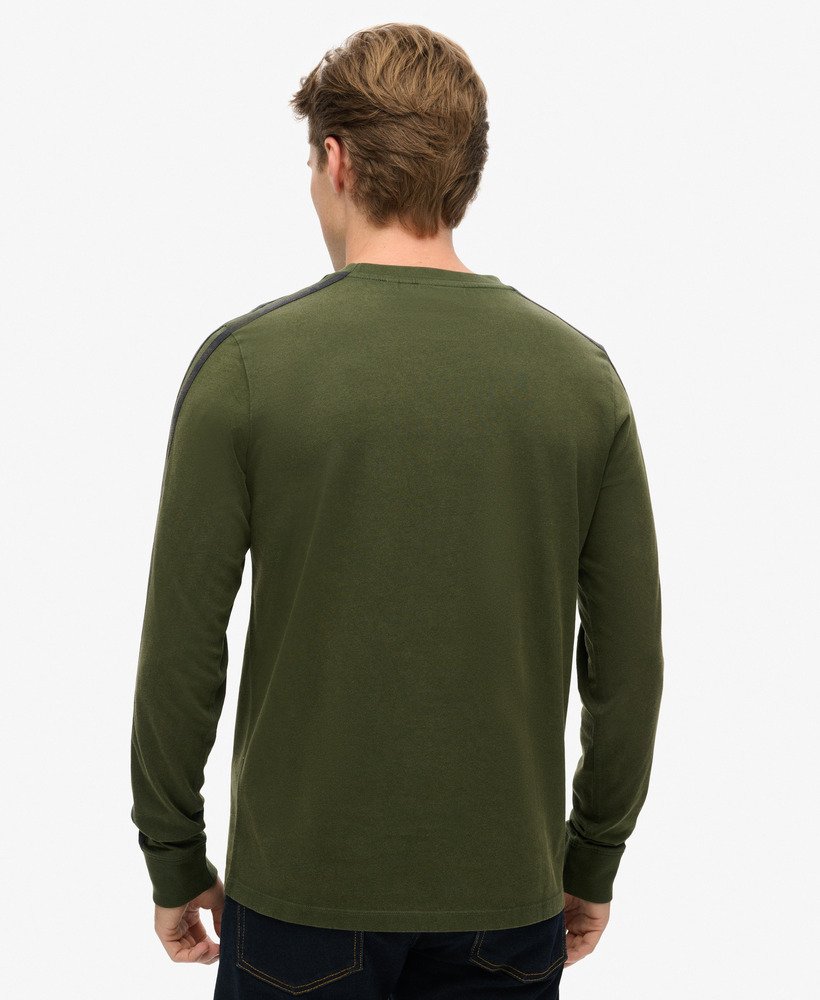 camiseta de manga comprida retrô com logo essencial em bolsa de viagem verde
