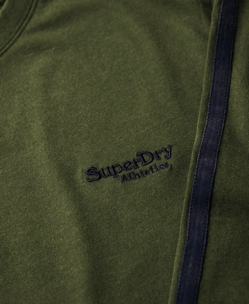 camiseta de manga comprida retrô com logo essencial em bolsa de viagem verde