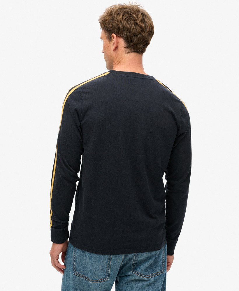 blusa de manga comprida essential logo retro na cor azul marinho eclipse.