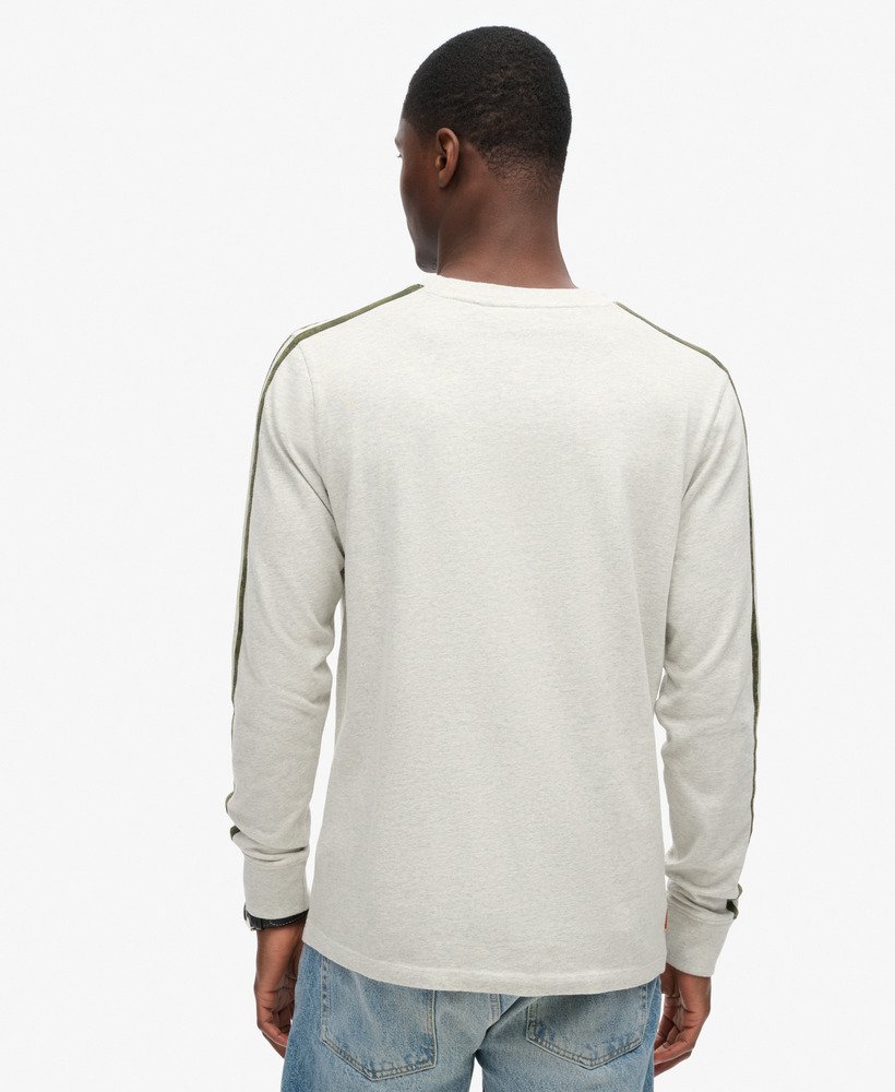 blusa de manga comprida retrô com logo essencial na cor cinza-claro grindle.