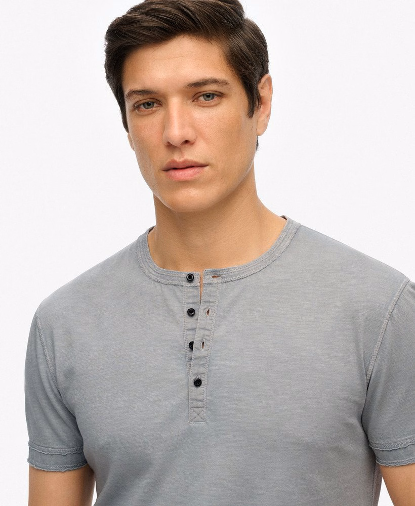 Camisa Henley de manga curta em malha texturizada