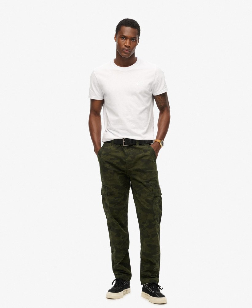 calça cargo em algodão orgânico com estampa camuflada tingida.