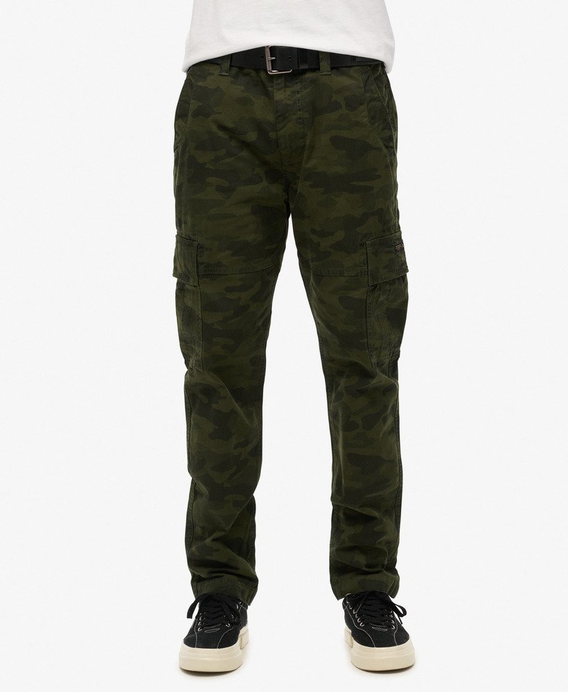 calça cargo em algodão orgânico com estampa camuflada tingida.