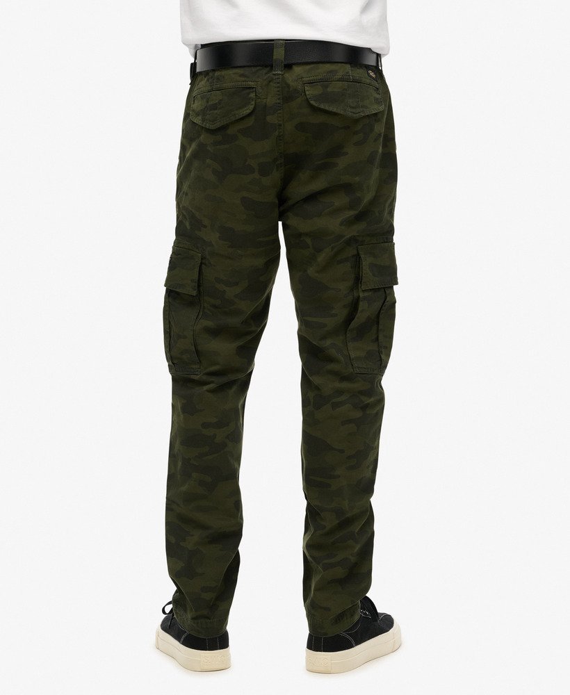 calça cargo em algodão orgânico com estampa camuflada tingida.
