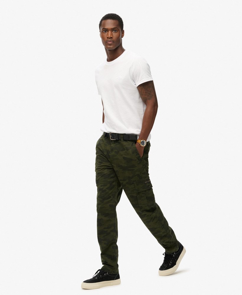 calça cargo em algodão orgânico com estampa camuflada tingida.