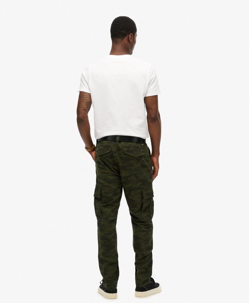 calça cargo em algodão orgânico com estampa camuflada tingida.