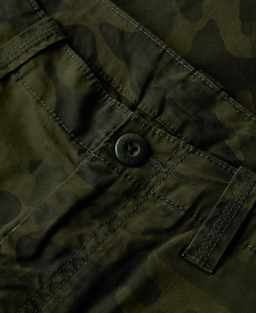 calça cargo em algodão orgânico com estampa camuflada tingida.