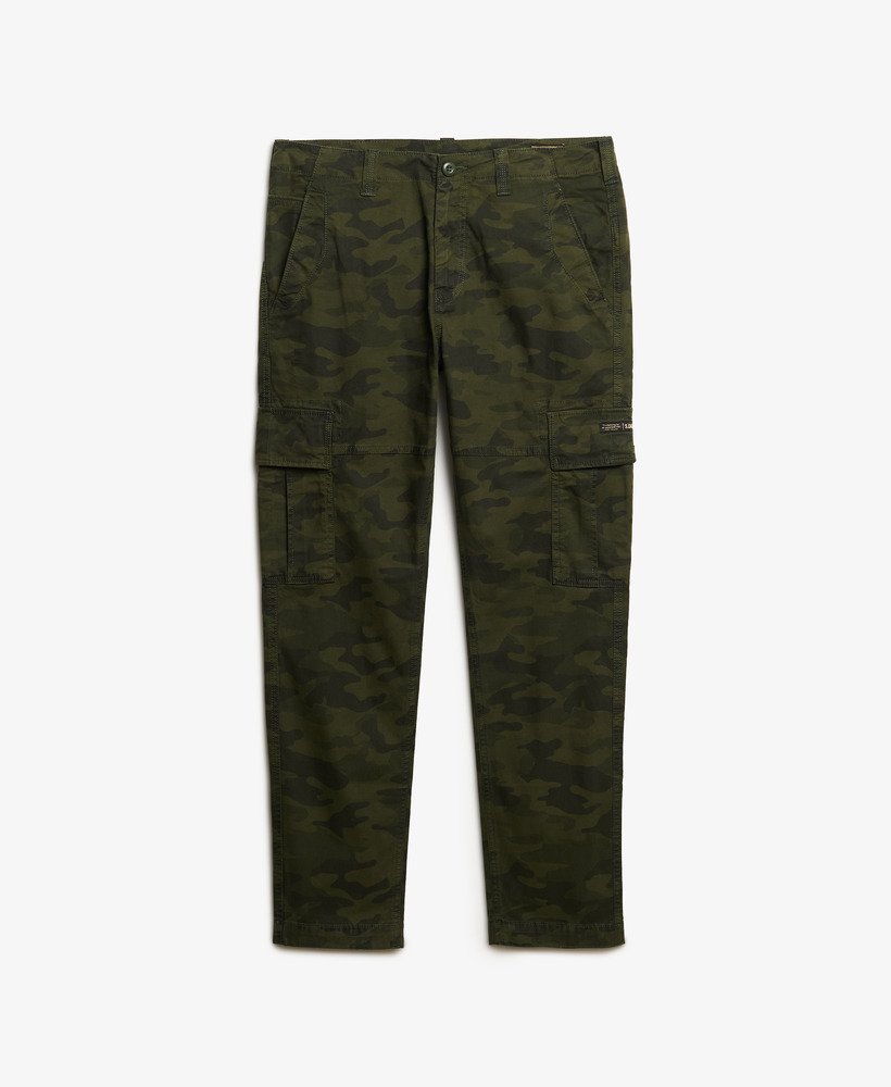 calça cargo em algodão orgânico com estampa camuflada tingida.