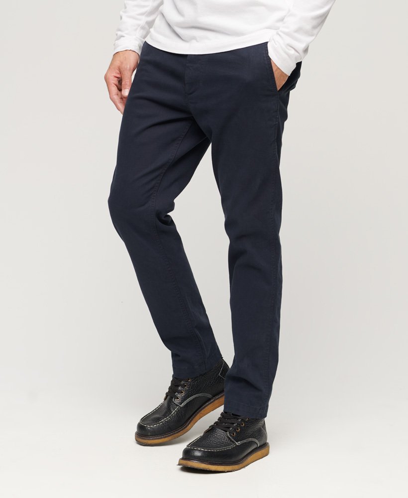 calça chino slim fit na cor azul marinho eclipse.
