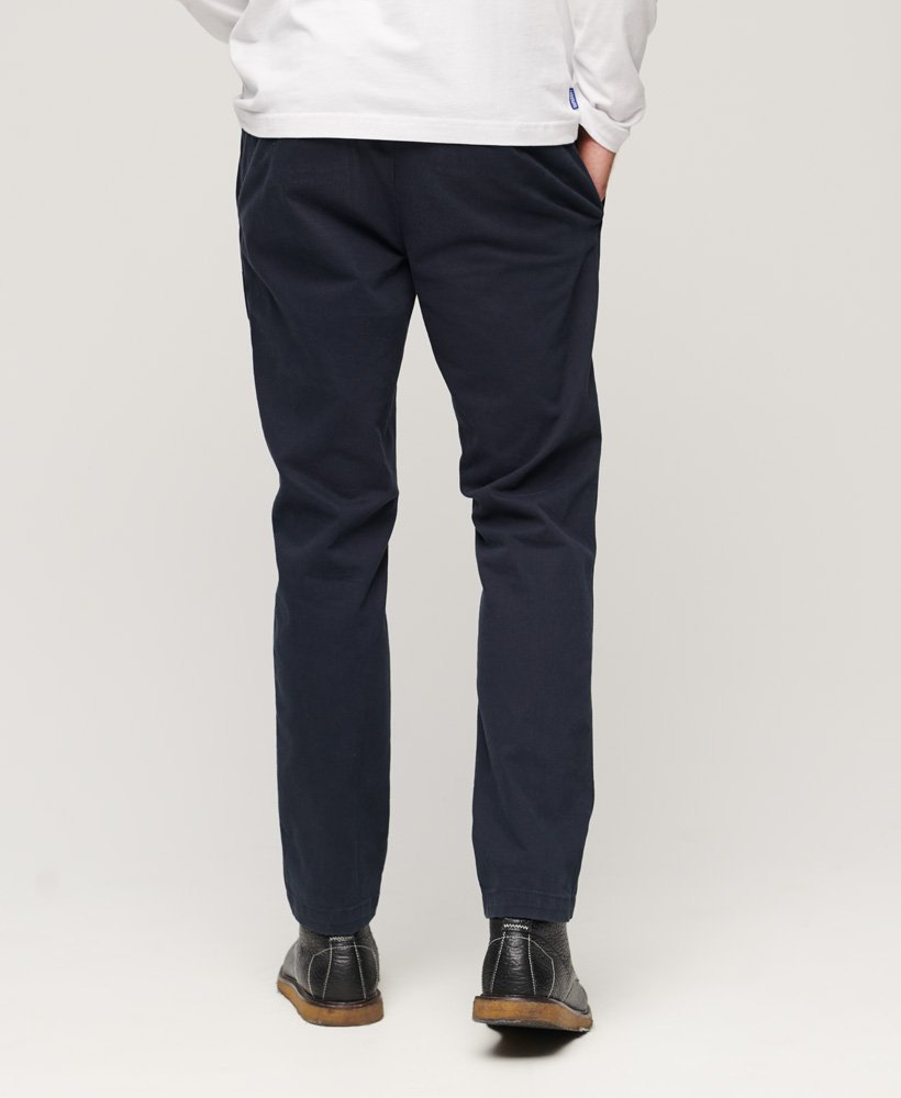 calça chino slim fit na cor azul marinho eclipse.
