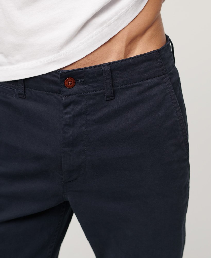 calça chino slim fit na cor azul marinho eclipse.