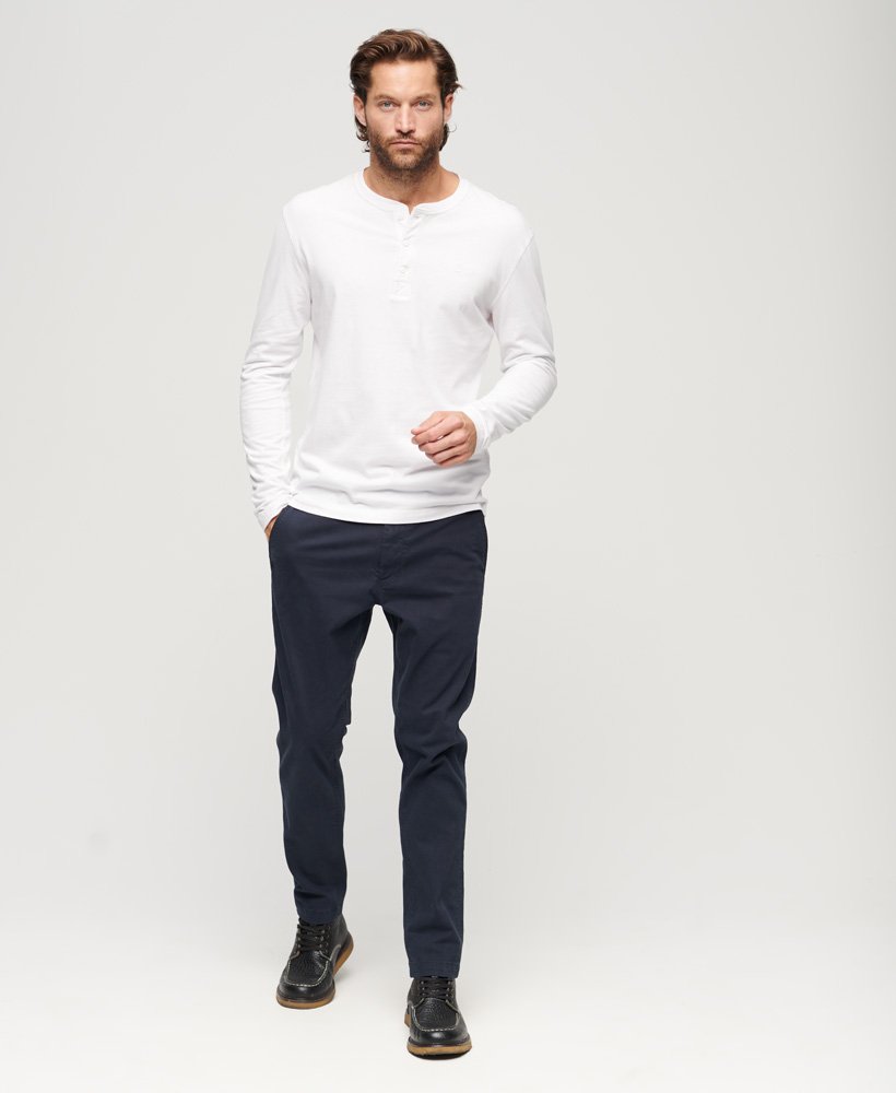 calça chino slim fit na cor azul marinho eclipse.