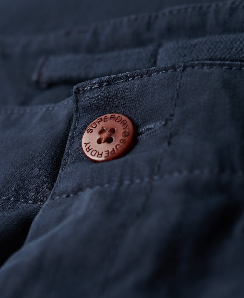 calça chino slim fit na cor azul marinho eclipse.