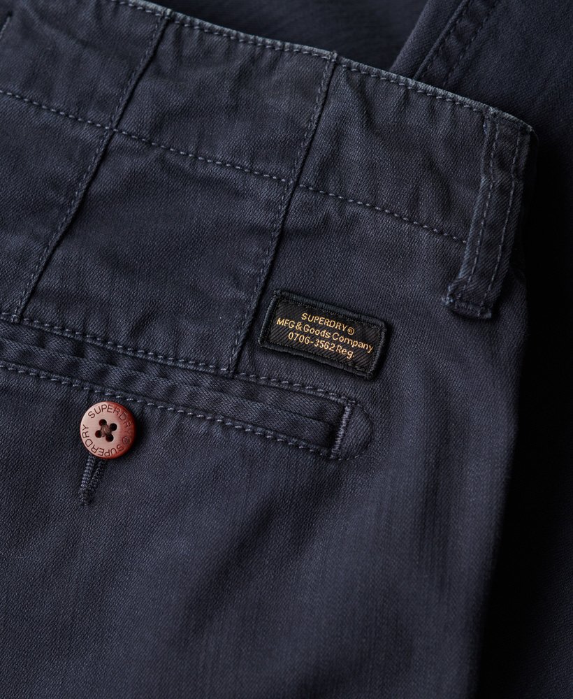 calça chino slim fit na cor azul marinho eclipse.