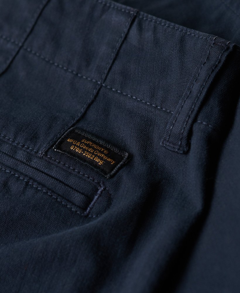 calça chino slim fit na cor azul marinho eclipse.