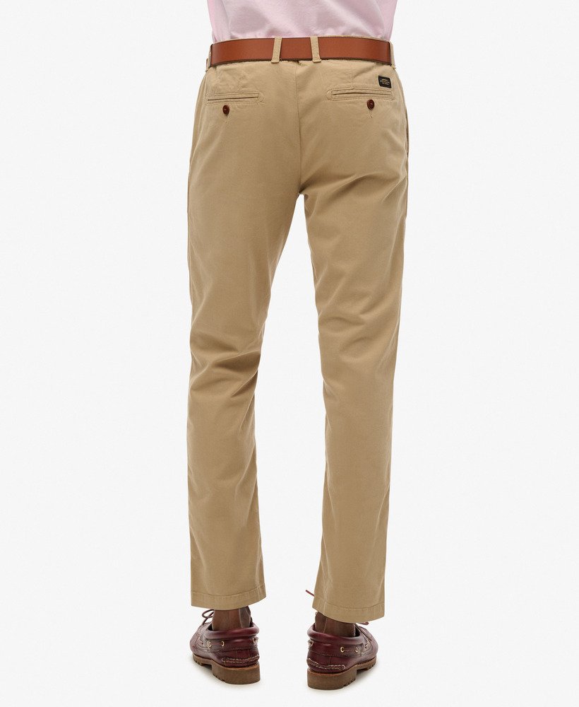 calça chino slim fit na cor stonewash