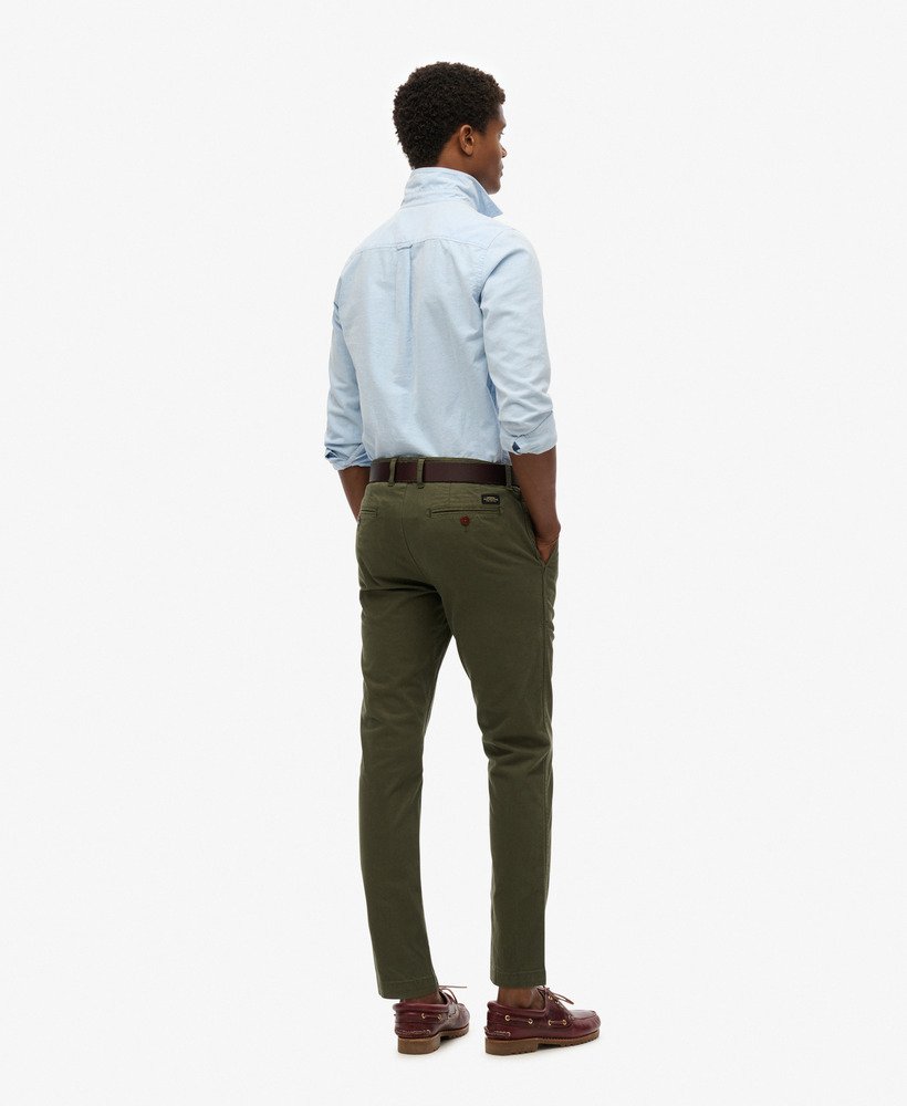 calça chino slim fit na cor verde-oliva da surplus goods