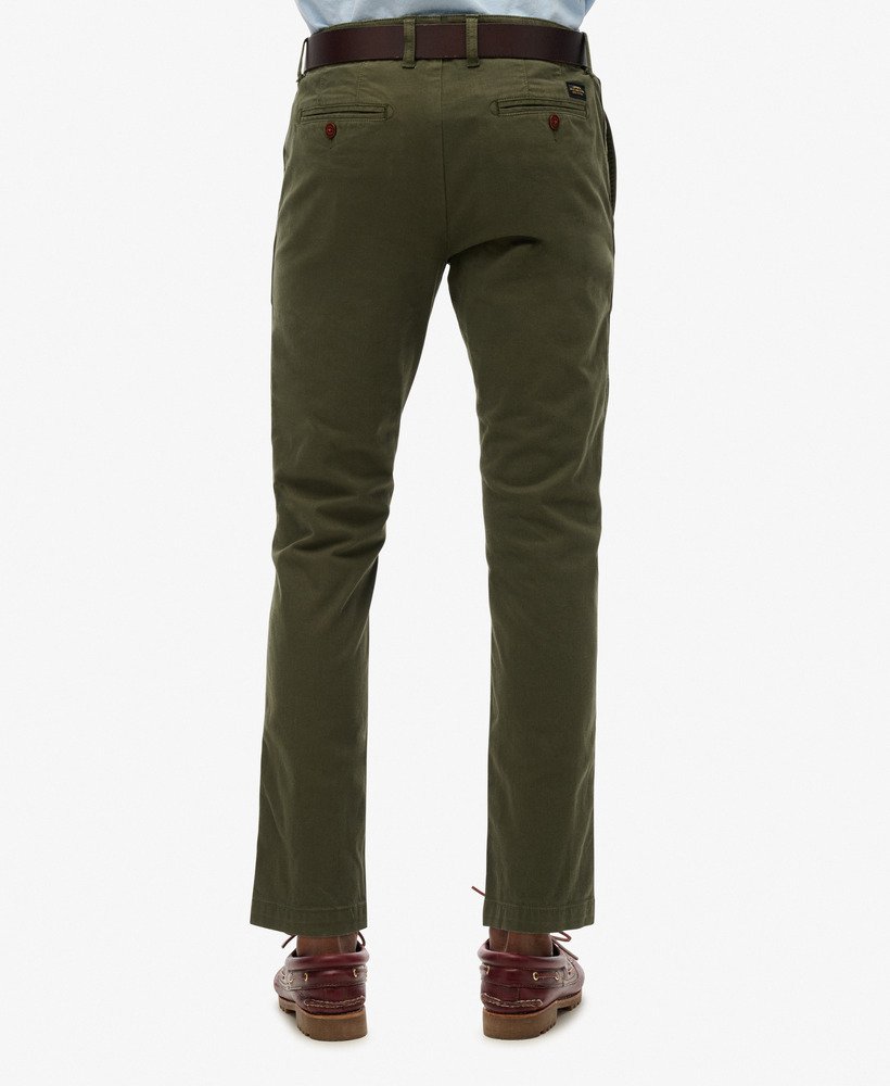 calça chino slim fit na cor verde-oliva da surplus goods