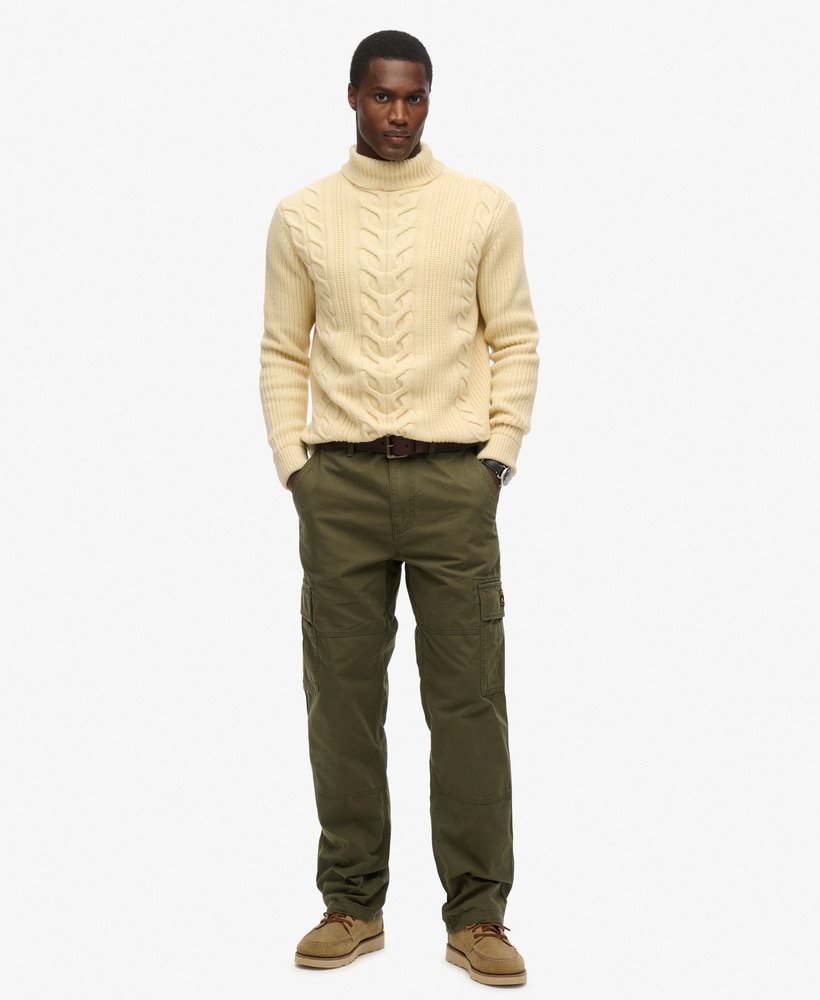 calça cargo folgada em algodão orgânico na cor verde-oliva.
