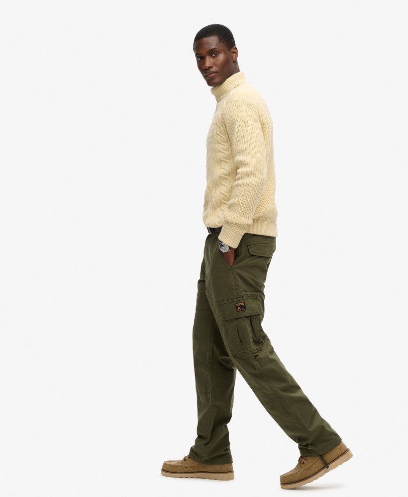 calça cargo folgada em algodão orgânico na cor verde-oliva.