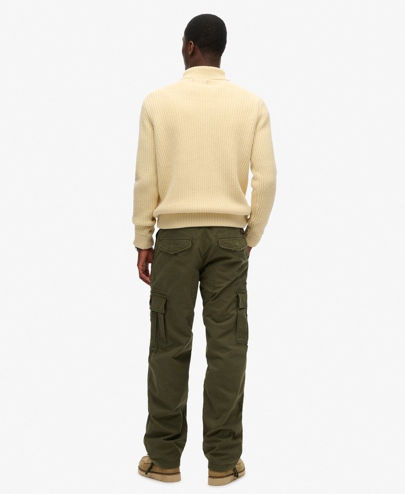 calça cargo folgada em algodão orgânico na cor verde-oliva.
