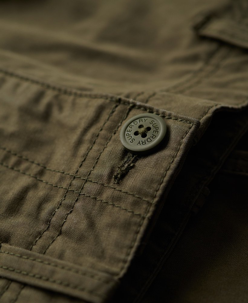 calça cargo folgada em algodão orgânico na cor verde-oliva.