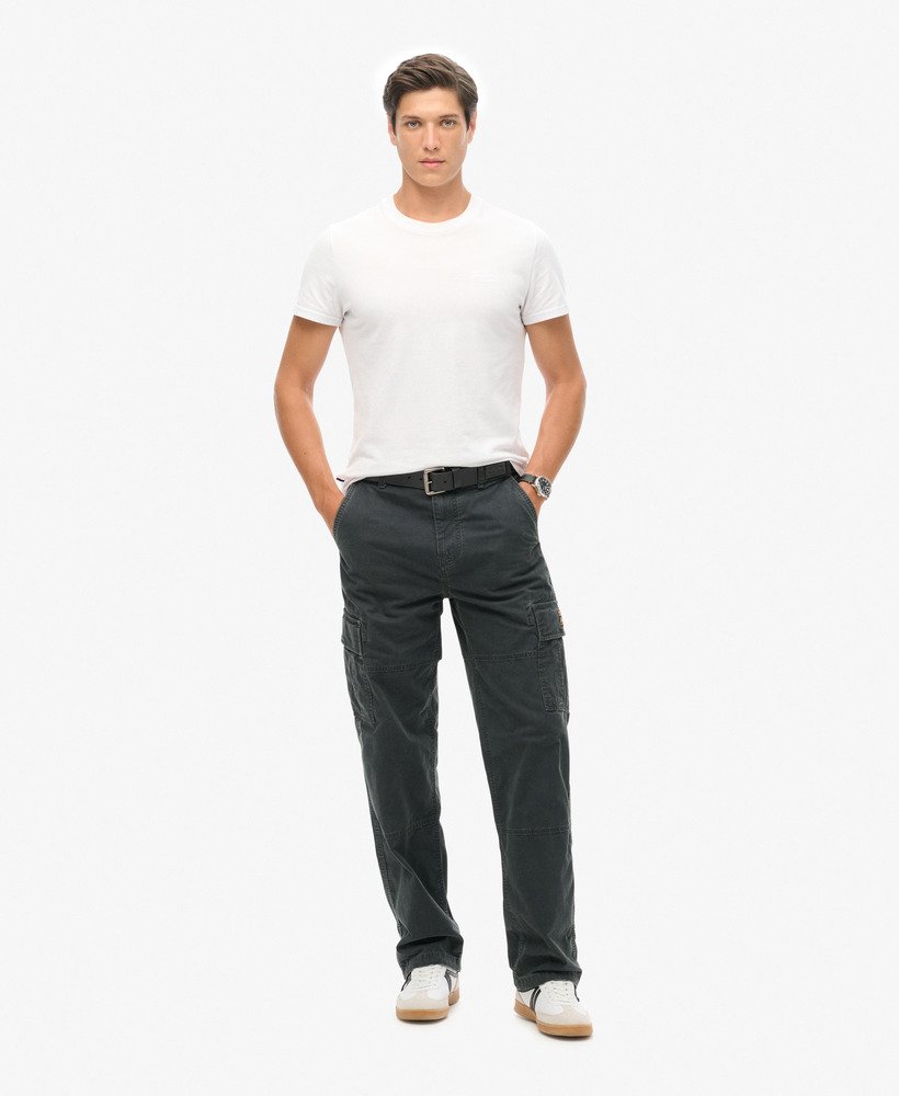 calça cargo folgada em algodão orgânico na cor azul marinho eclipse.