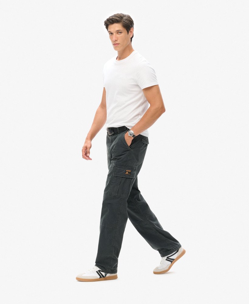 calça cargo folgada em algodão orgânico na cor azul marinho eclipse.