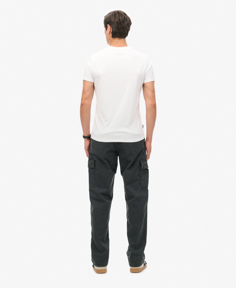 calça cargo folgada em algodão orgânico na cor azul marinho eclipse.