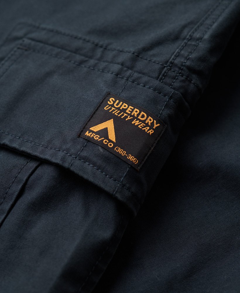 calça cargo folgada em algodão orgânico na cor azul marinho eclipse.