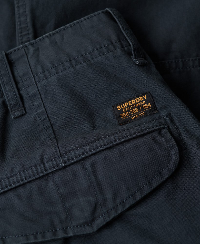 calça cargo folgada em algodão orgânico na cor azul marinho eclipse.