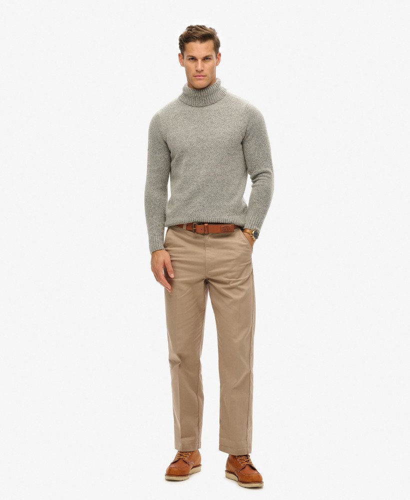 calças chino retas em tom marrom taupe com lavagem stonewash