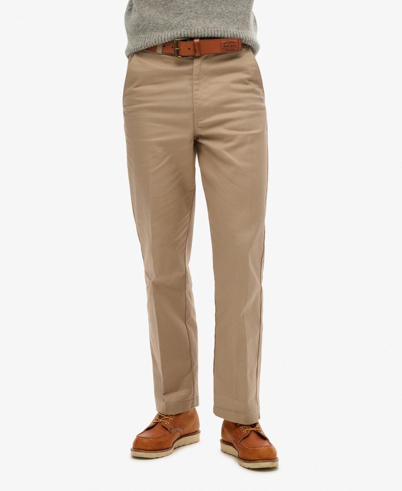 calças chino retas em tom marrom taupe com lavagem stonewash