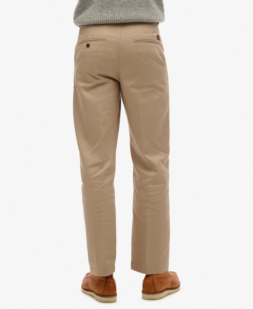 calças chino retas em tom marrom taupe com lavagem stonewash