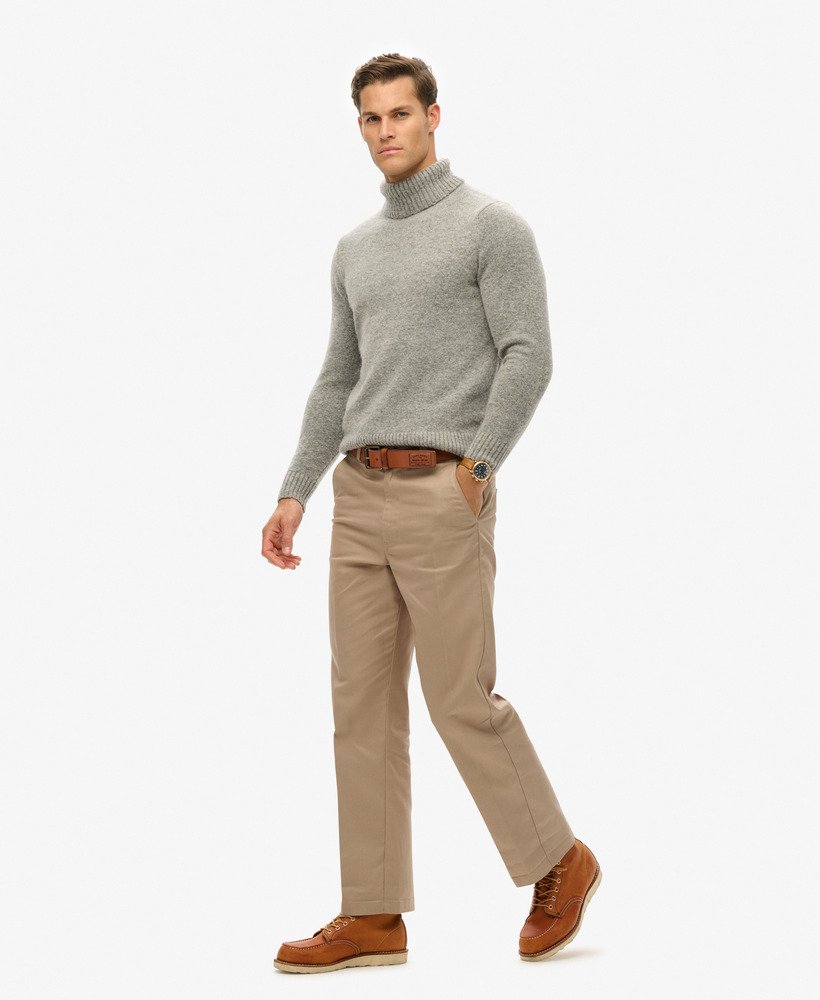 calças chino retas em tom marrom taupe com lavagem stonewash