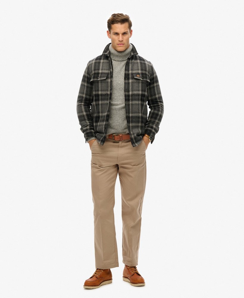 calças chino retas em tom marrom taupe com lavagem stonewash