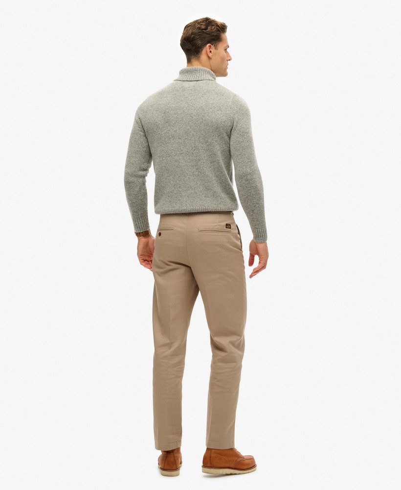 calças chino retas em tom marrom taupe com lavagem stonewash