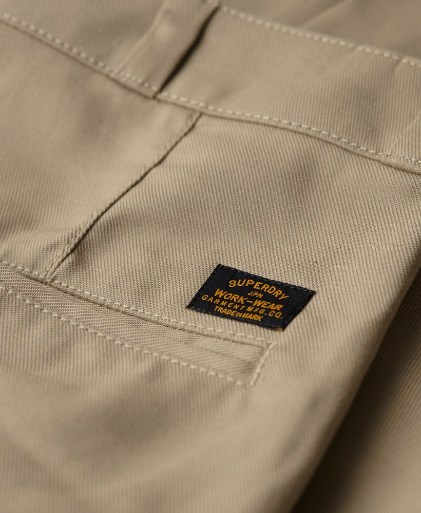 calças chino retas em tom marrom taupe com lavagem stonewash