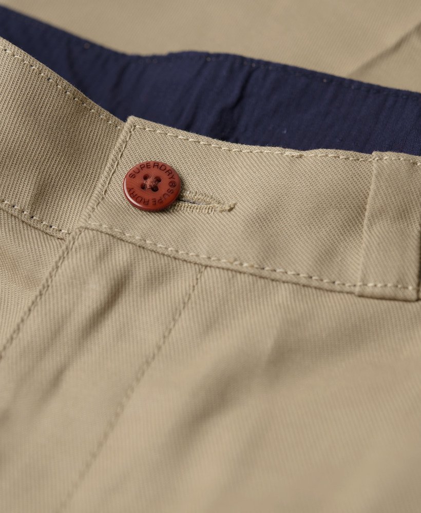 calças chino retas em tom marrom taupe com lavagem stonewash
