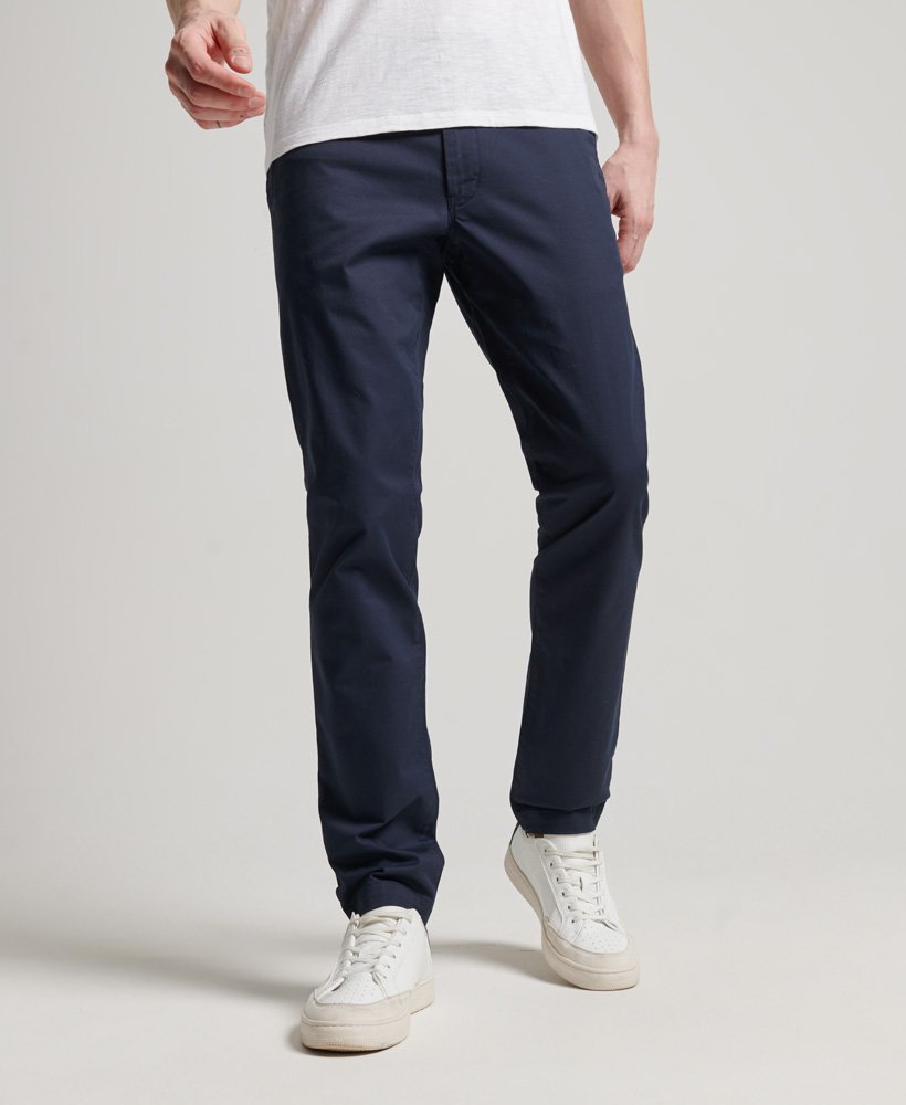 calça chino slim tapered stretch na cor azul marinho.