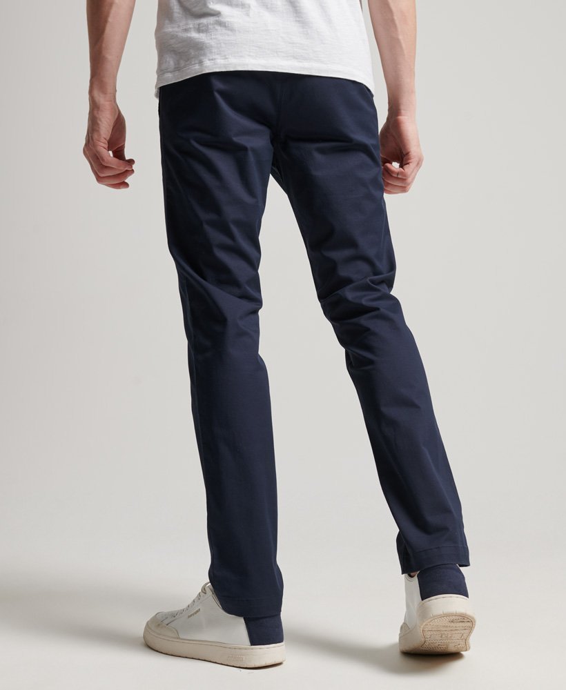 calça chino slim tapered stretch na cor azul marinho.