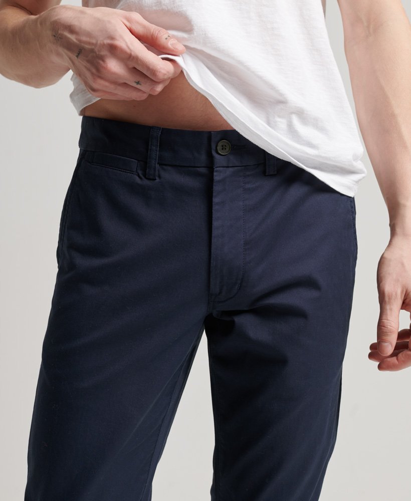 calça chino slim tapered stretch na cor azul marinho.