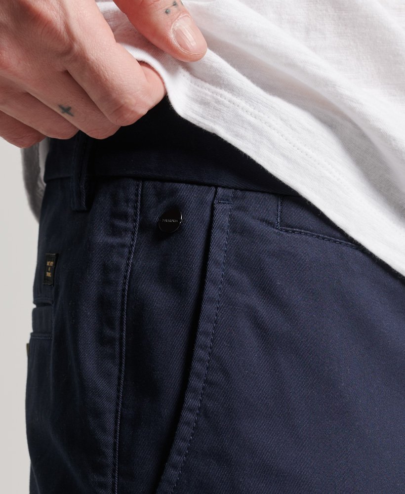 calça chino slim tapered stretch na cor azul marinho.