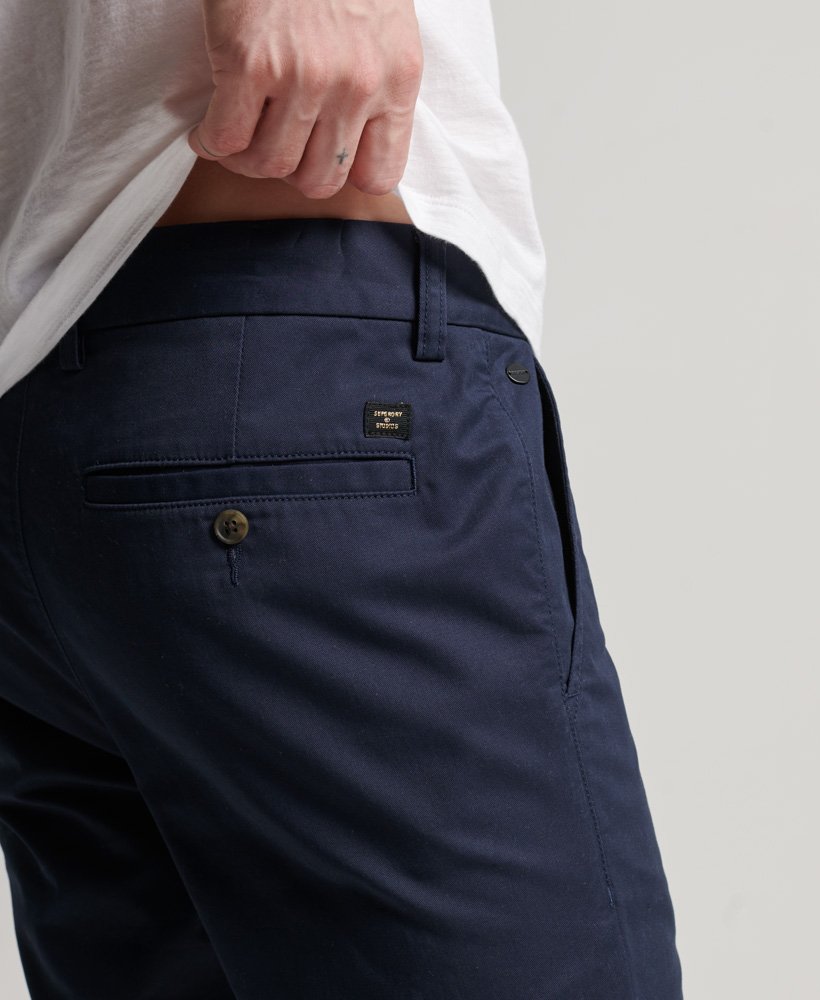 calça chino slim tapered stretch na cor azul marinho.