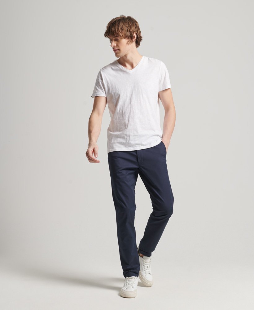 calça chino slim tapered stretch na cor azul marinho.