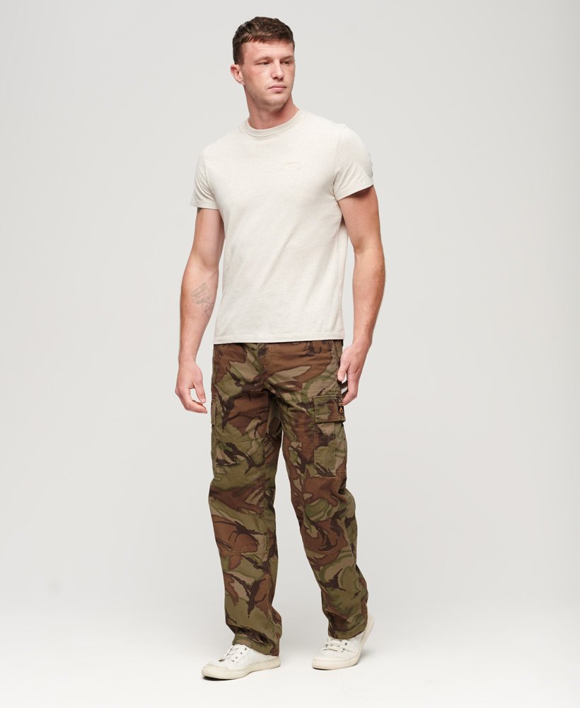 calça cargo folgada em algodão orgânico com estampa camuflada.