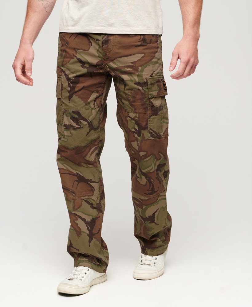 calça cargo folgada em algodão orgânico com estampa camuflada.