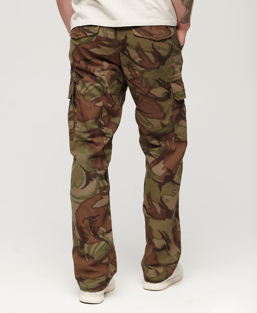 calça cargo folgada em algodão orgânico com estampa camuflada.
