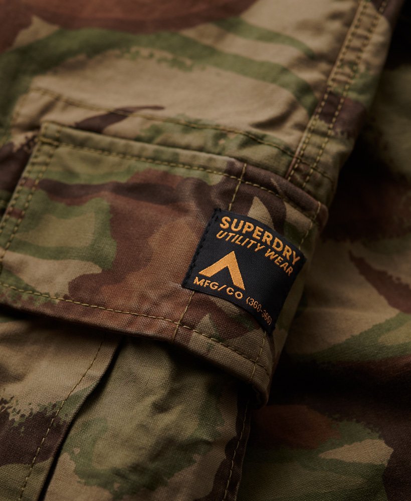calça cargo folgada em algodão orgânico com estampa camuflada.